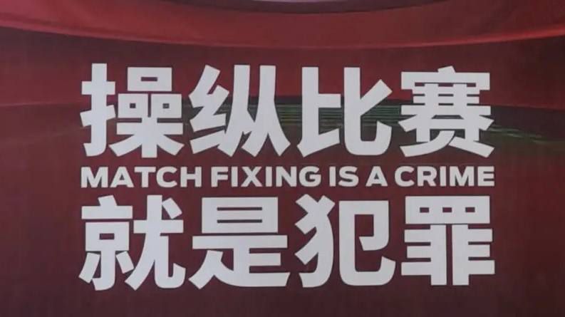 她咬紧牙关，直接站起身来，便立刻冲进了厕所。